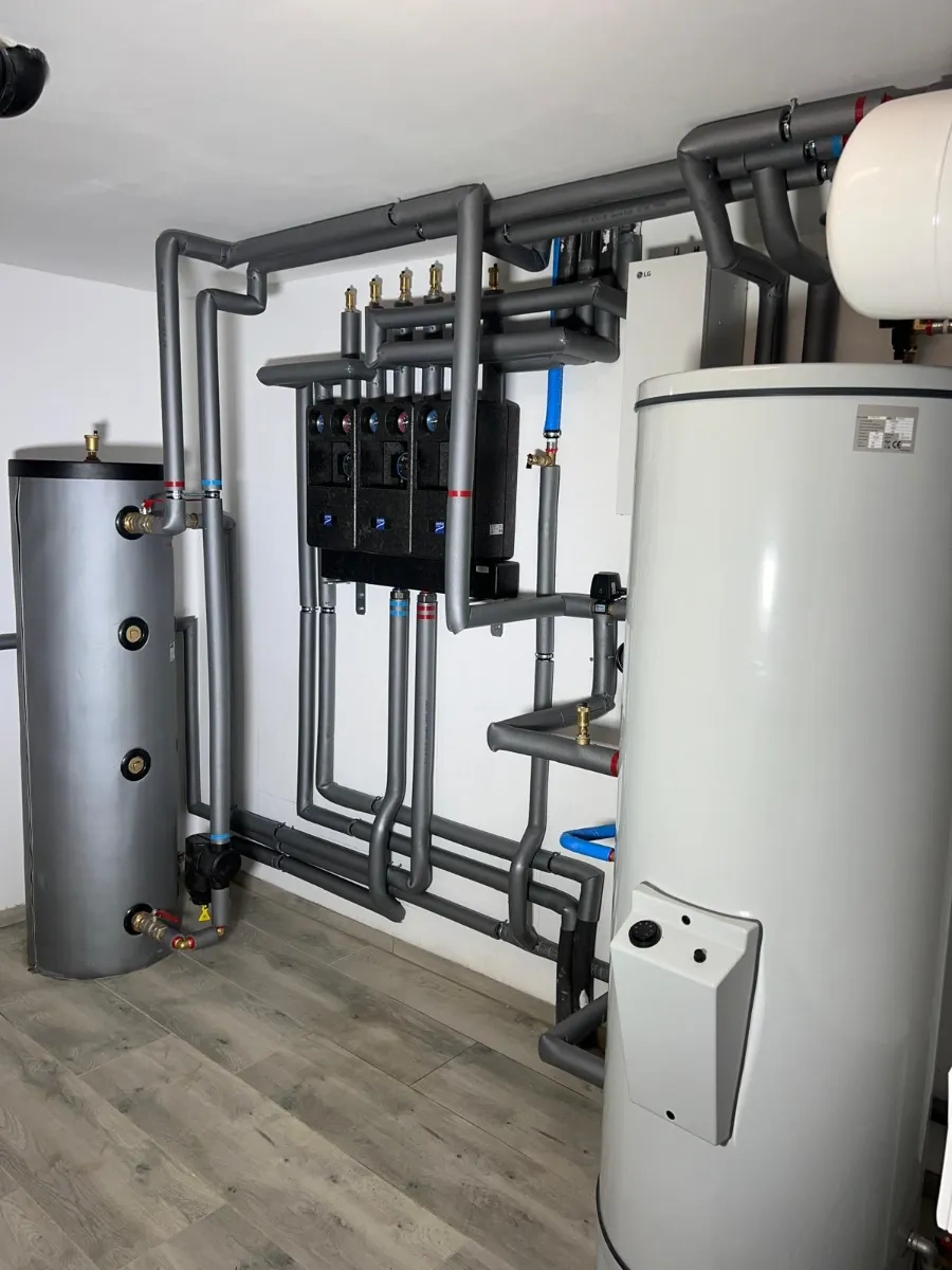 Instalacja pompy ciepła z buforem ciepła i rozdzielaczem CO zabezpieczona izolacją rur w kotłowni