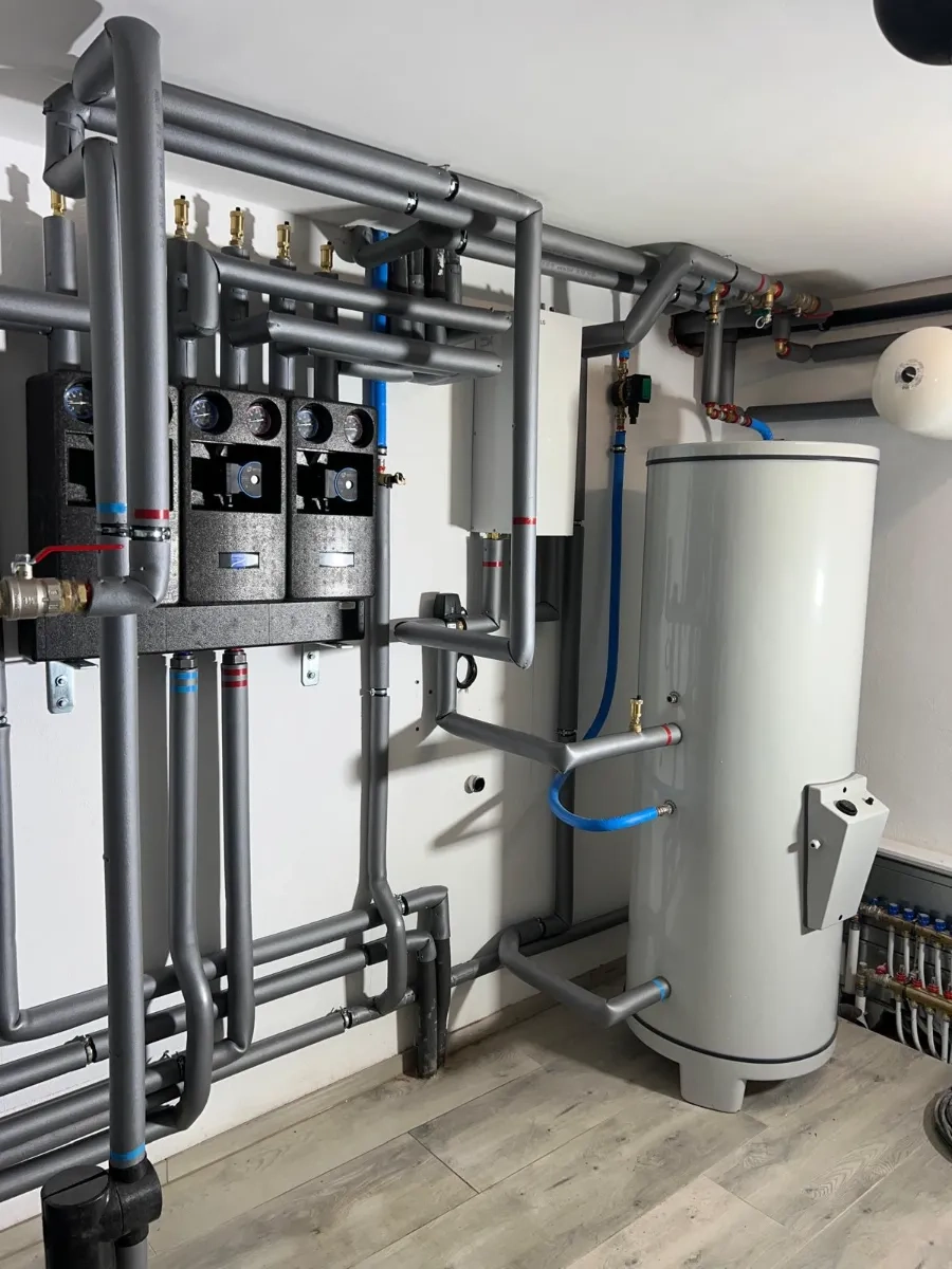 Pompa ciepła powietrze woda z zasobnikiem c.w.u. i rozdzielaczem obiegów