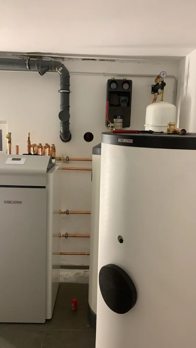 Jednostka i zbiornik buforowy pompy ciepła z miedzianymi rurami w kotłowni Instalacja pompy ciepła