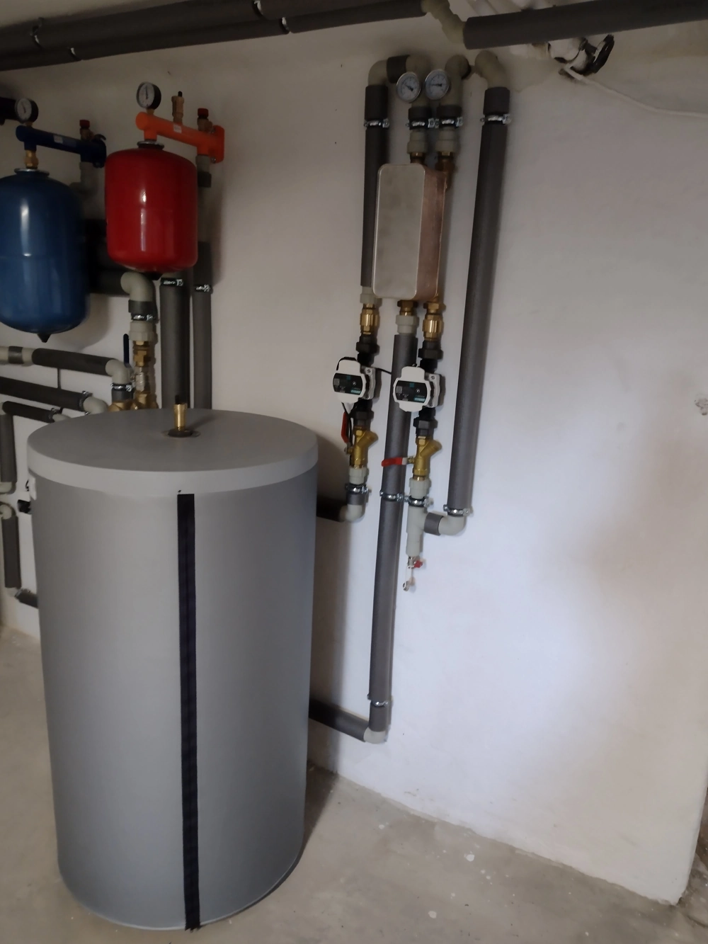 Pionowy zbiornik buforowy i rozdzielacz instalacji centralnego ogrzewania z pompami i naczyniami przeponowymi